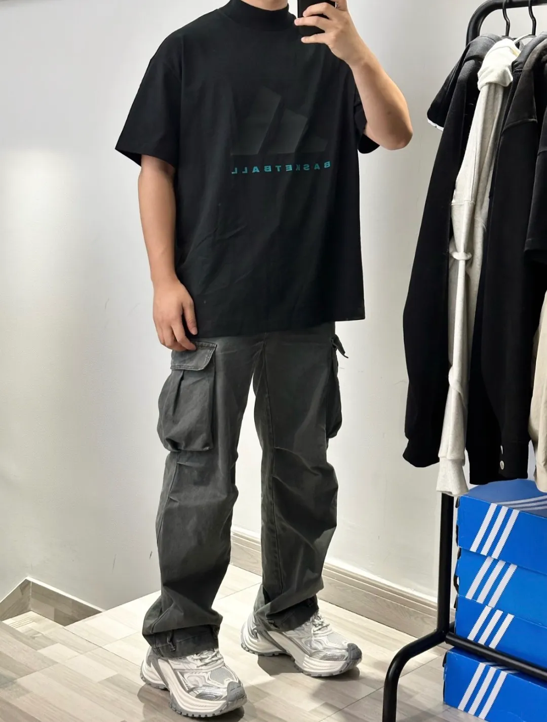 No watermark upper body renderings 𝟬𝟱𝟳𝟰# Exclusive real shots/differences between various stolen pictures and online versions on the market [𝗔𝗱𝗶𝗱𝗮𝘀 𝗕𝗮𝘀𝗸𝗲𝘁𝗕𝗮𝗹𝗹 𝟮𝟰𝗳𝘄Co-branded𝗢𝗦 Minimalist advanced Retro sports round neck short-sleeved 𝗧 shirt】Same Style for men and women! ✅The fabric is made of 260 grams of double yarn smooth cotton, purchased from the original molding board, OS loose version, customized threaded cake collar, weight up to 500 grams. ✅Original mold-making custom silicone thick leather logo, laser cutting, no burrs, imported press machine high temperature and hot and cold double-sided shaping and pressing, not easy to fall off! ✅Customized special process equipment and wiring are consistent with Authentic, different from ordinary currency on the market! ✅Remarks: The quality and process wiring of bulk goods are consistent with the official website Authentic, which is different from the market currency! ! ! 🌈Color: Black Blue Label Size: XS S M L XL
